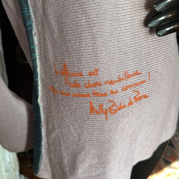 Light pink sweater with denim stripe and French graffiti - Picture 5 of 7